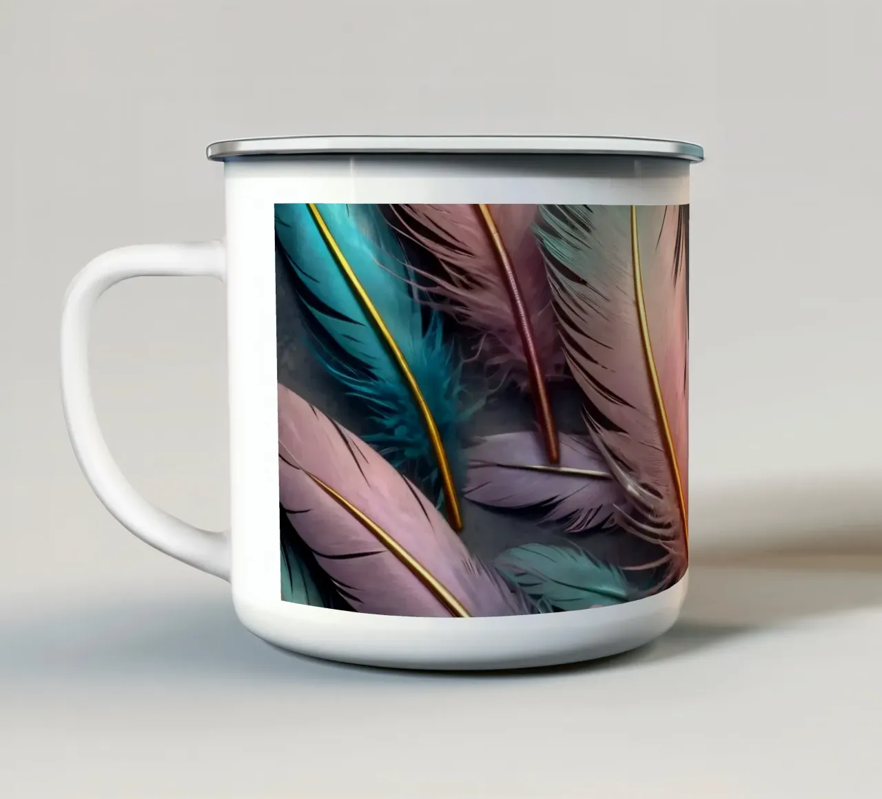 Piume colorate disposte artisticamente su uno sfondo scuro tazza in smalto da DesignDoodle