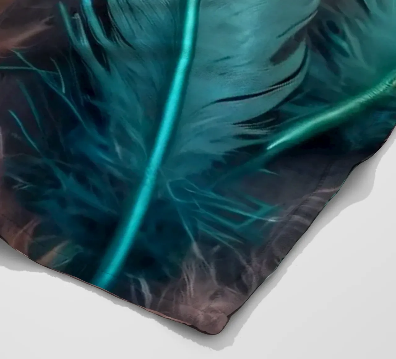 Piume colorate disposte artisticamente su uno sfondo scuro coperta in pile da DesignDoodle