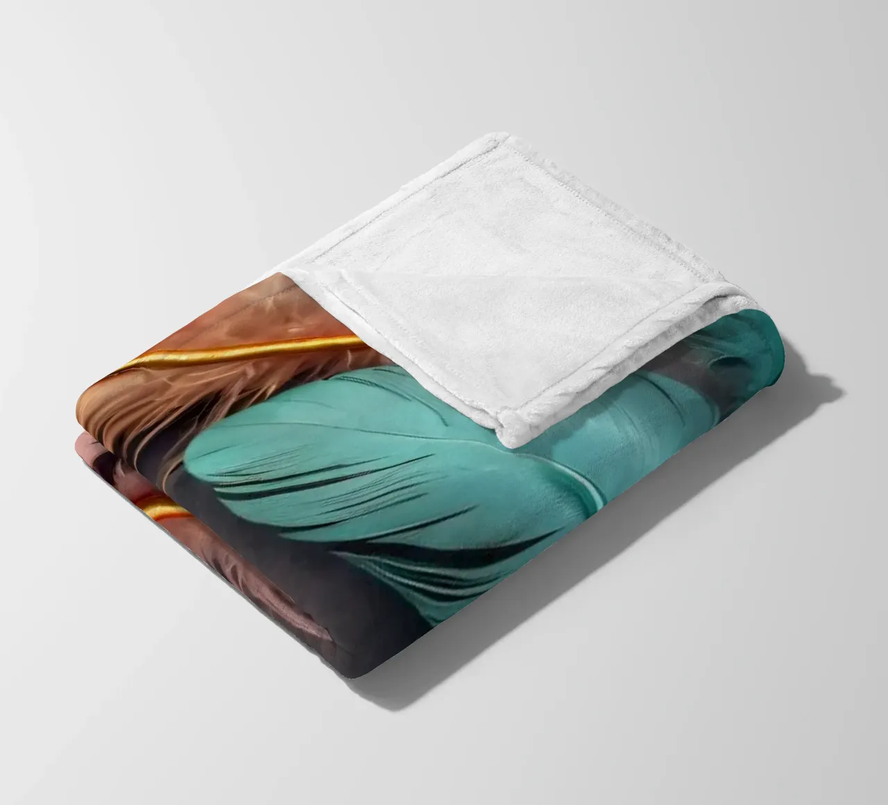 Piume colorate disposte artisticamente su uno sfondo scuro coperta in pile da DesignDoodle