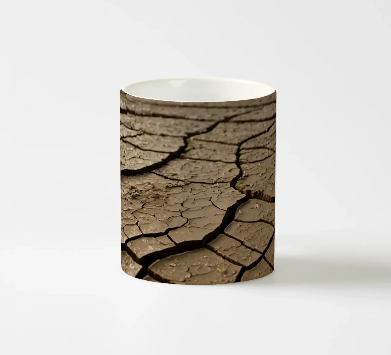 Gebarsten aarde in kaal landschap markeert ernstige droogte keramische mok van DesignDoodle