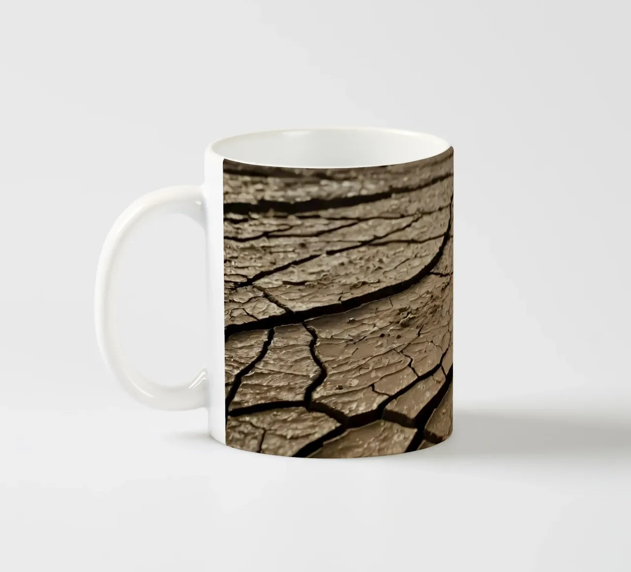 Gebarsten aarde in kaal landschap markeert ernstige droogte keramische mok van DesignDoodle