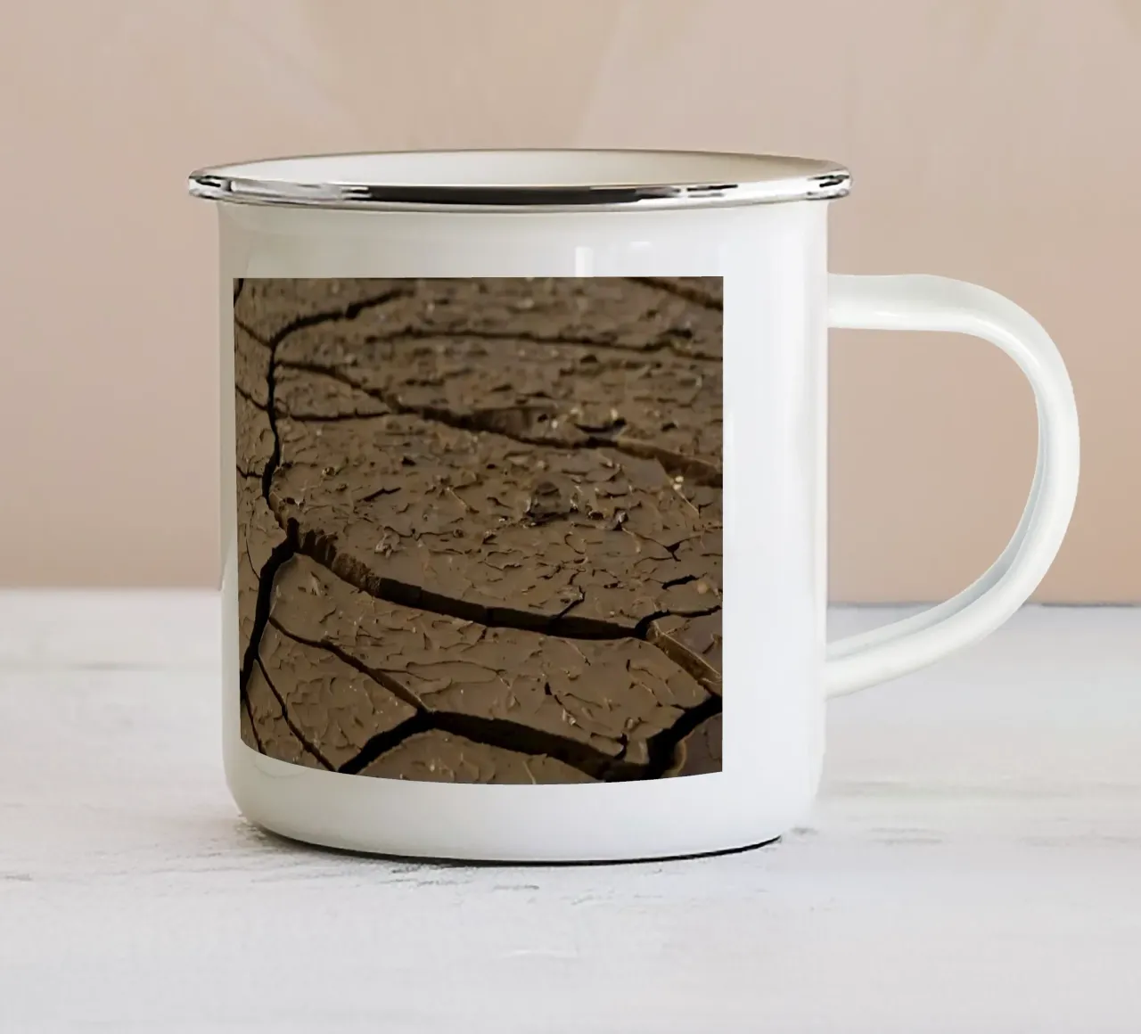 Gebarsten aarde in kaal landschap markeert ernstige droogte emaille mok van DesignDoodle