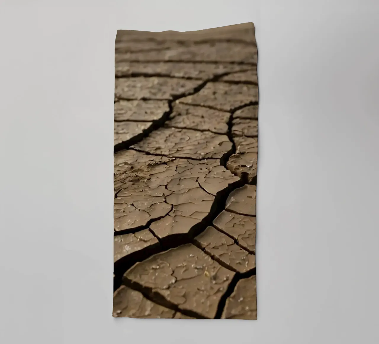 Gebarsten aarde in kaal landschap markeert ernstige droogte badhanddoek van DesignDoodle