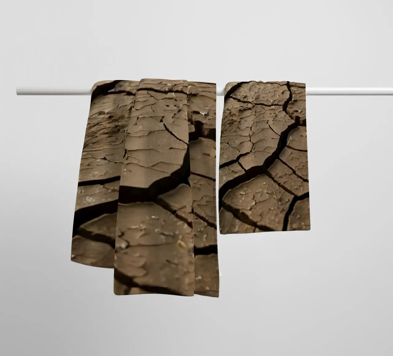 Gebarsten aarde in kaal landschap markeert ernstige droogte badhanddoek van DesignDoodle