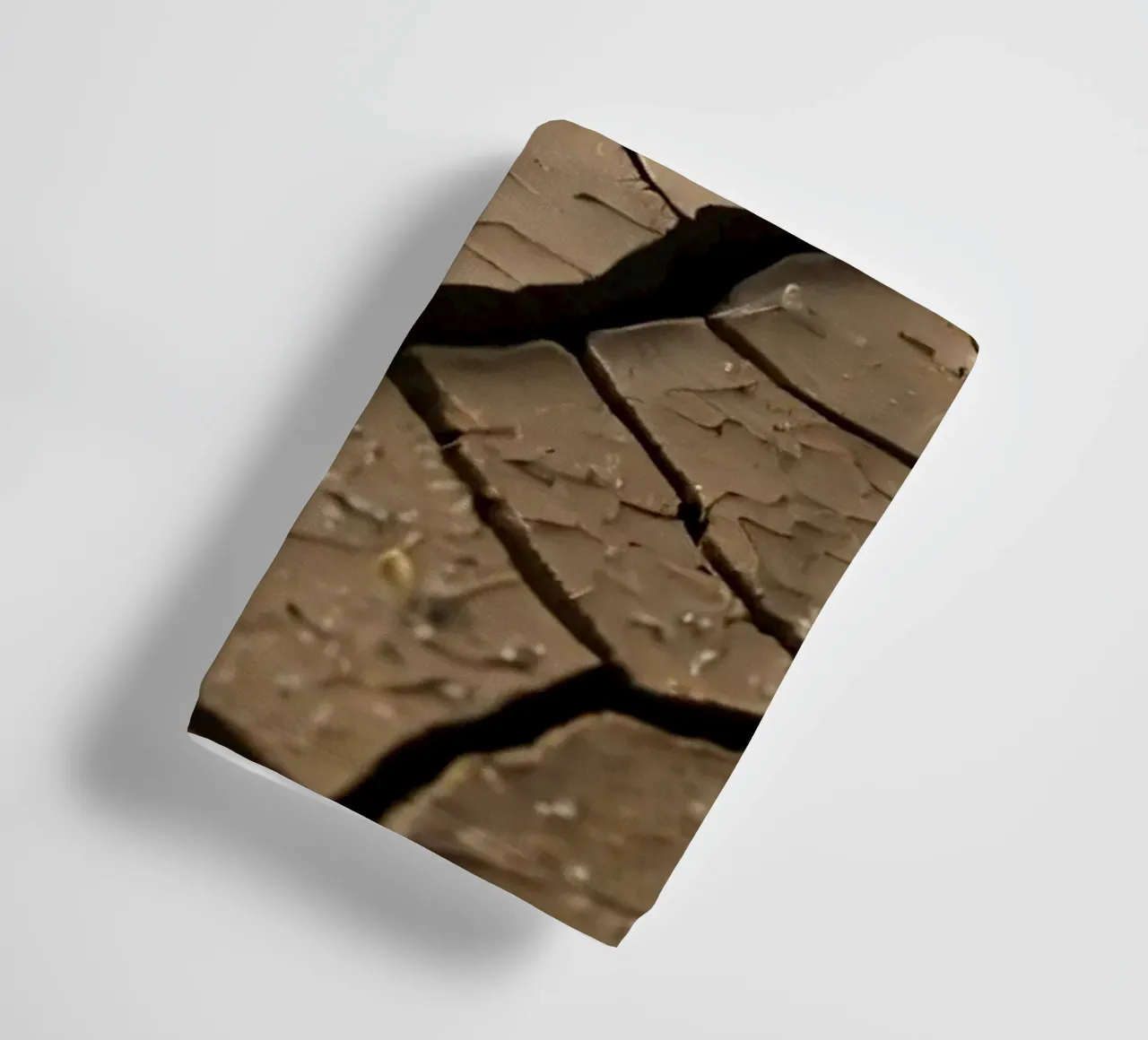 Gebarsten aarde in kaal landschap markeert ernstige droogte badhanddoek van DesignDoodle