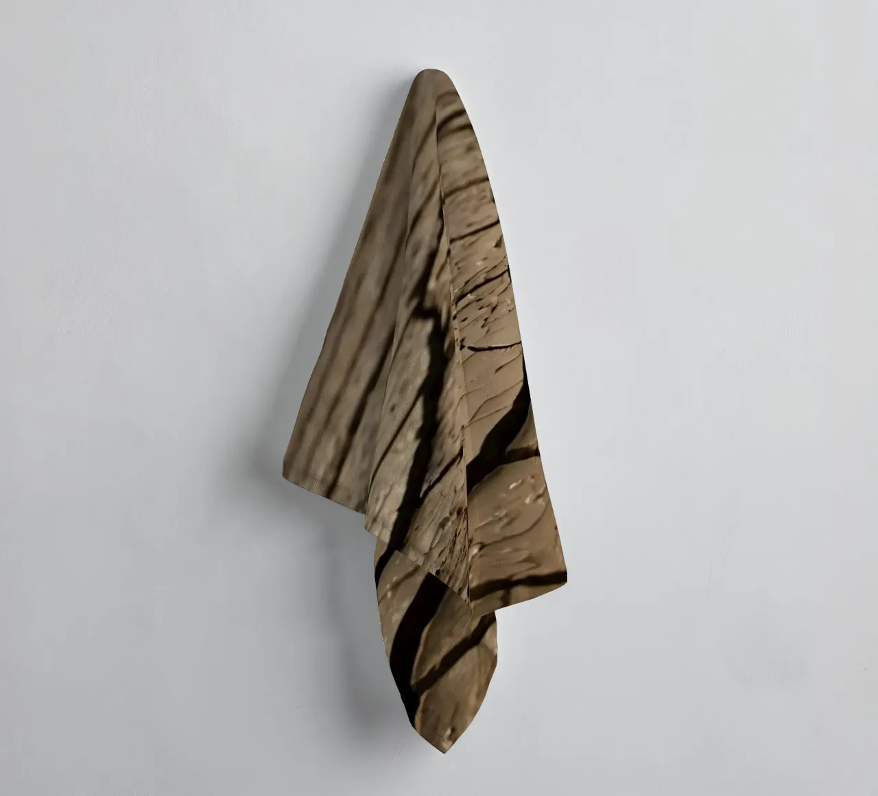 Gebarsten aarde in kaal landschap markeert ernstige droogte badhanddoek van DesignDoodle