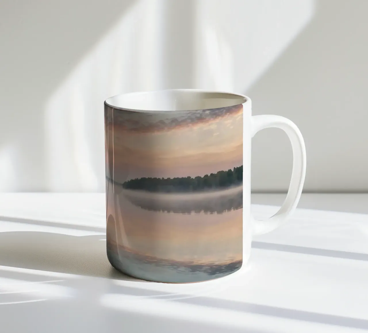 Mattinata serena al lago tranquillo con la nebbia che si alza tazza in ceramica da DesignDoodle