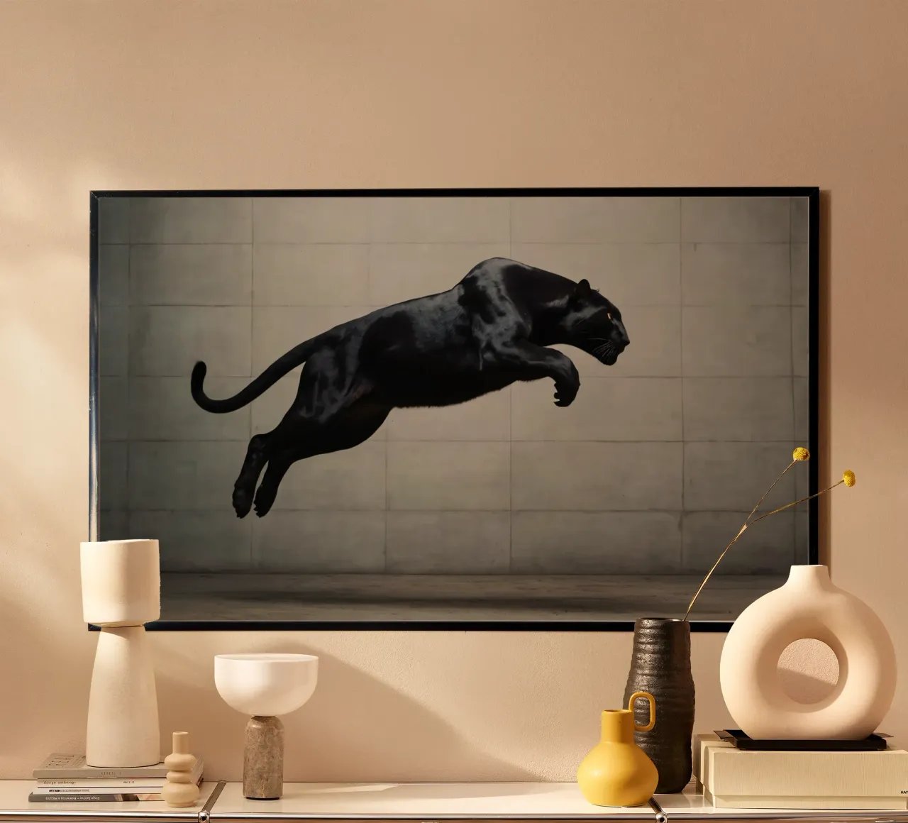 La pantera nera salta con potente agilità e forza poster con telaio in plastica da DesignDoodle