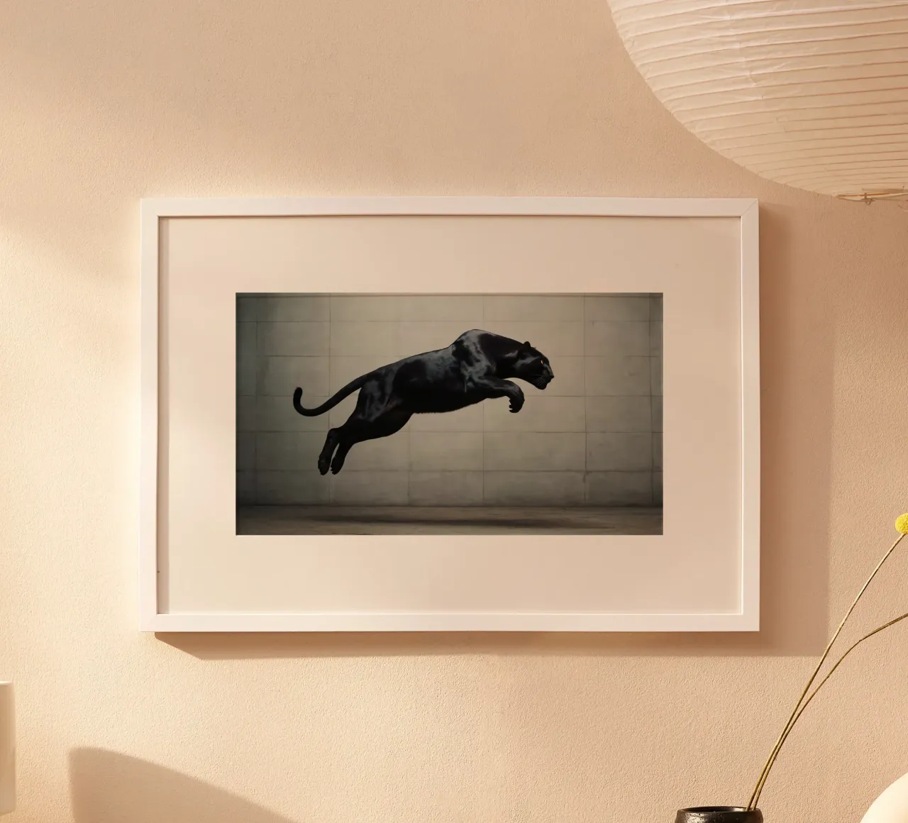 La pantera nera salta con potente agilità e forza poster con telaio in plastica da DesignDoodle