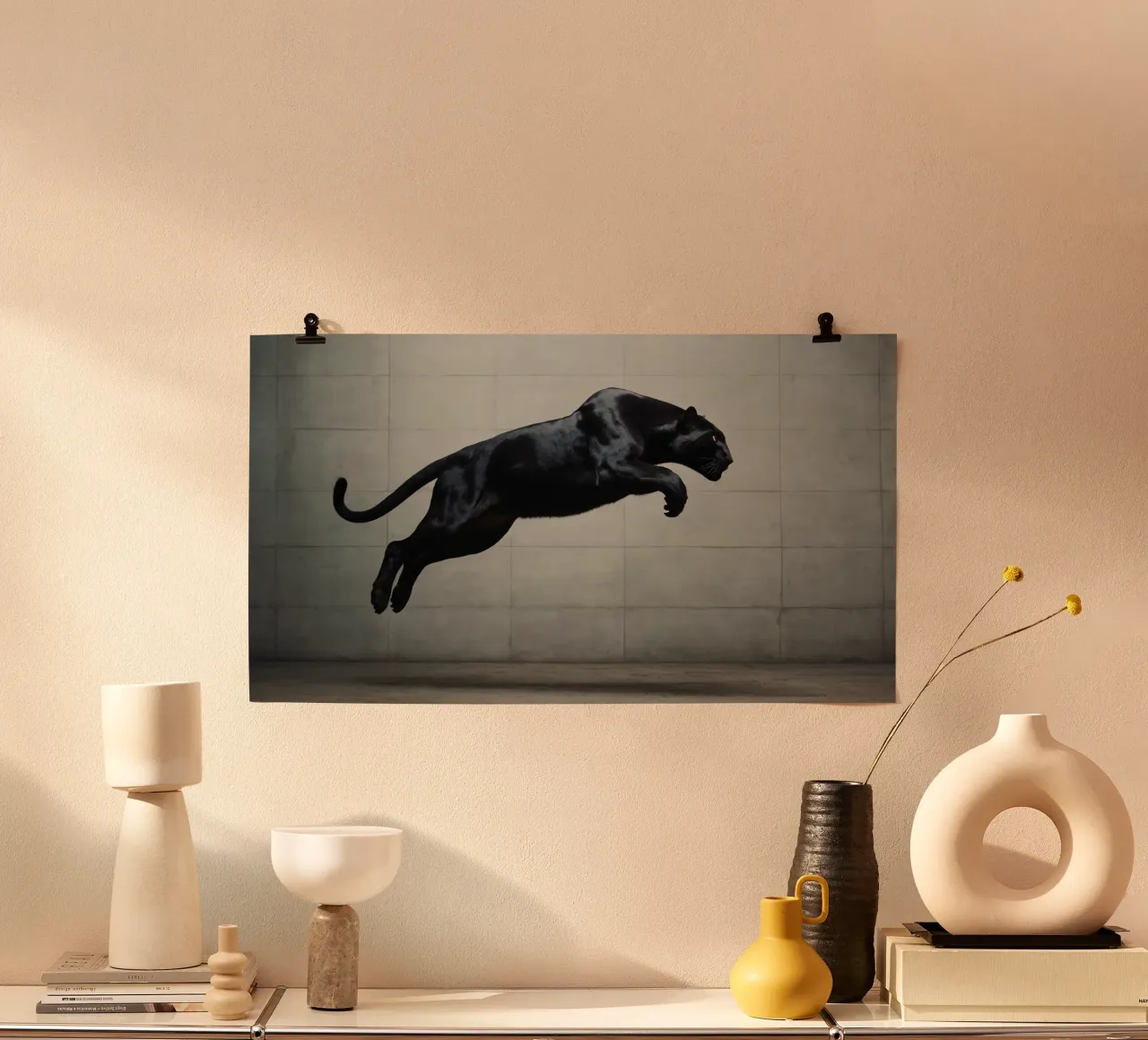 La pantera nera salta con potente agilità e forza poster con telaio in plastica da DesignDoodle
