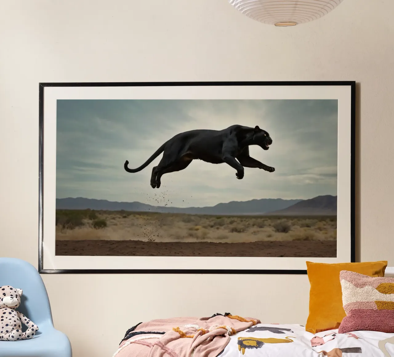 Un gatto nero salta attraverso un paesaggio desertico poster con telaio in plastica da DesignDoodle