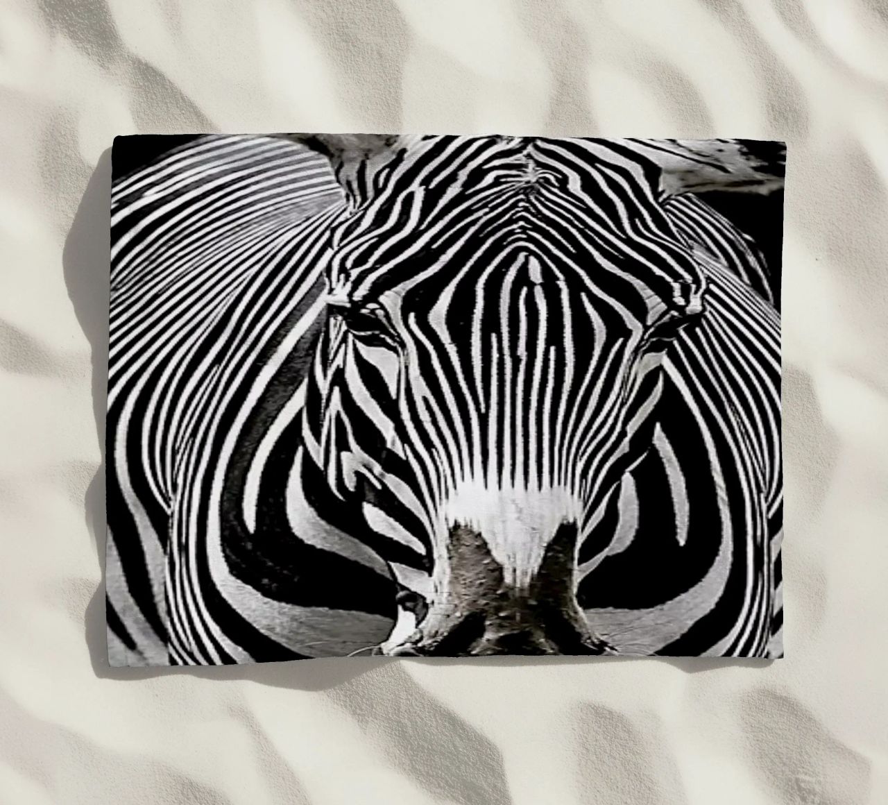 Hello Zebra by Lothare Dambreville telo mare da EyeEm Mobile GmbH