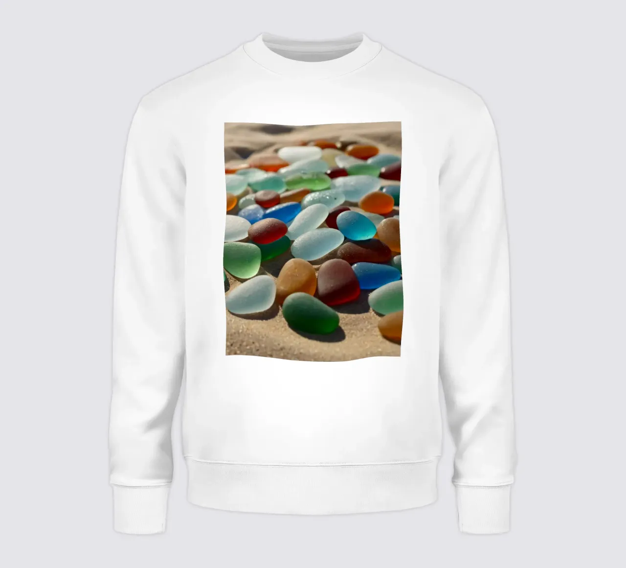 Ciottoli di gemme colorate sparsi sul litorale della spiaggia sabbiosa felpa da DesignDoodle