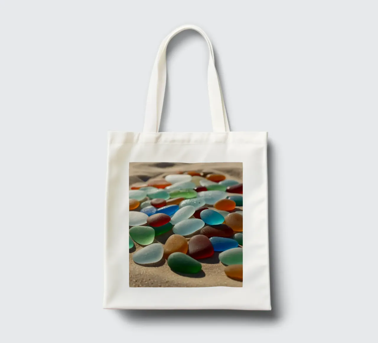 Ciottoli di gemme colorate sparsi sul litorale della spiaggia sabbiosa borsa in juta da DesignDoodle