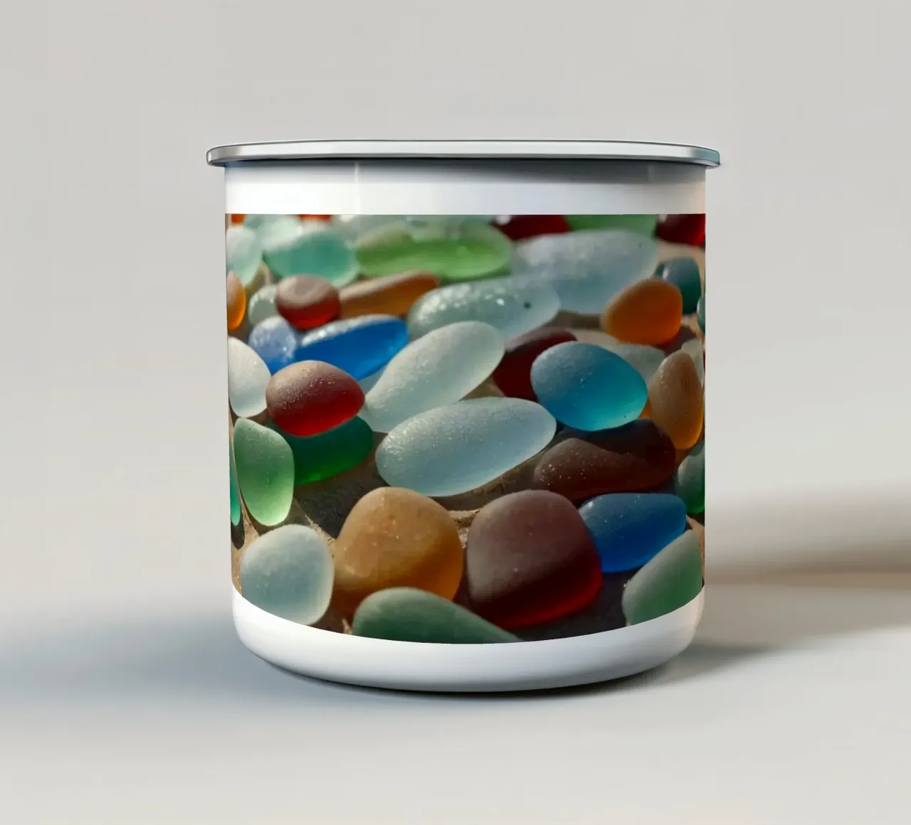 Ciottoli di gemme colorate sparsi sul litorale della spiaggia sabbiosa tazza in smalto da DesignDoodle