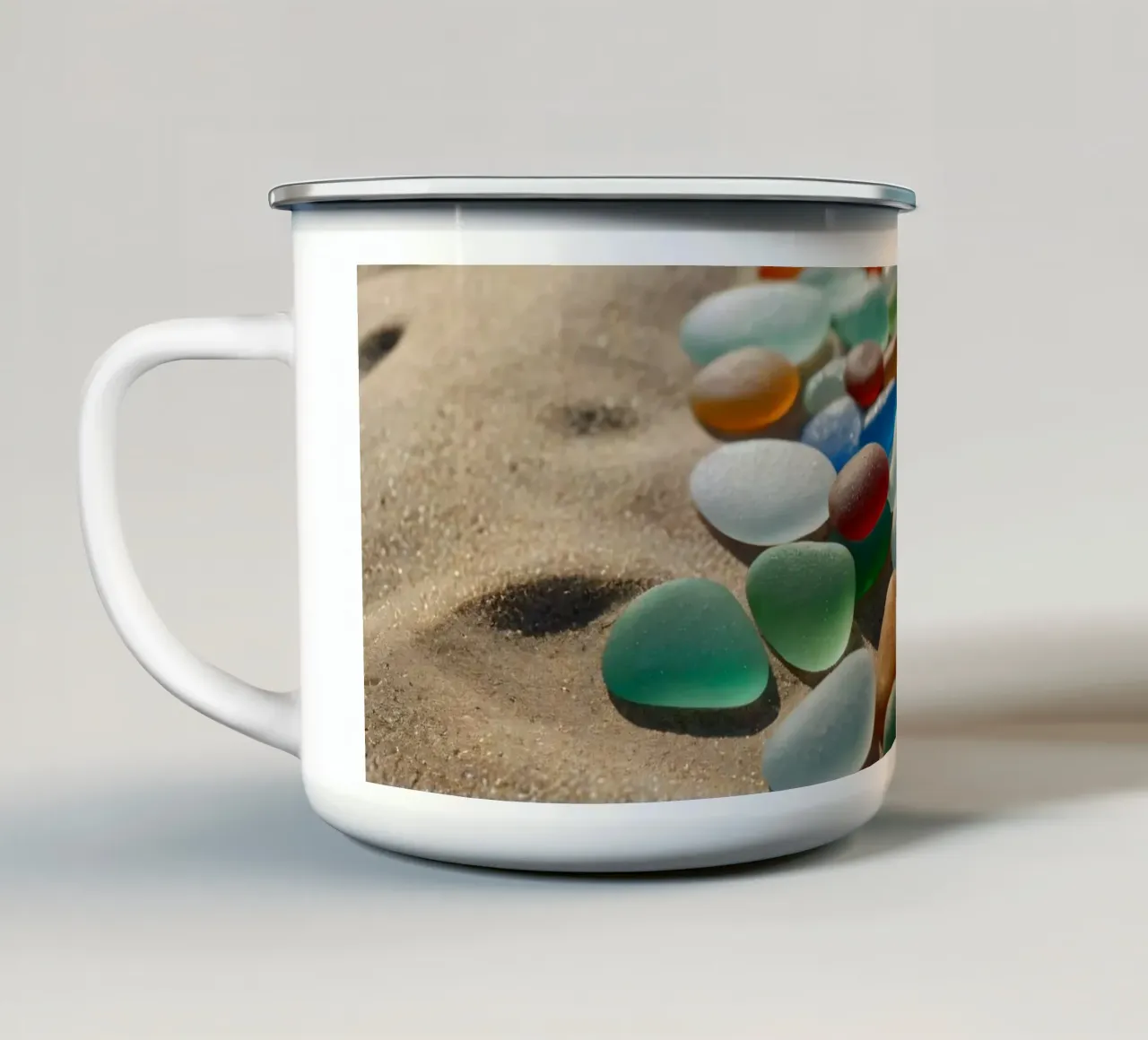 Ciottoli di gemme colorate sparsi sul litorale della spiaggia sabbiosa tazza in smalto da DesignDoodle