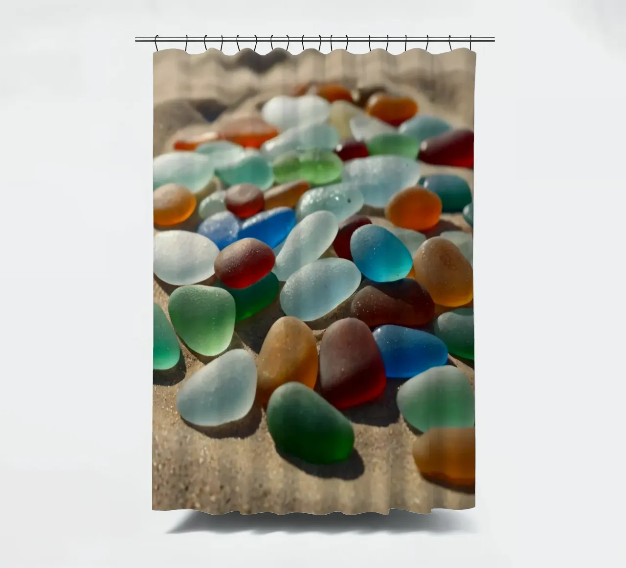 Ciottoli di gemme colorate sparsi sul litorale della spiaggia sabbiosa tenda da doccia da DesignDoodle