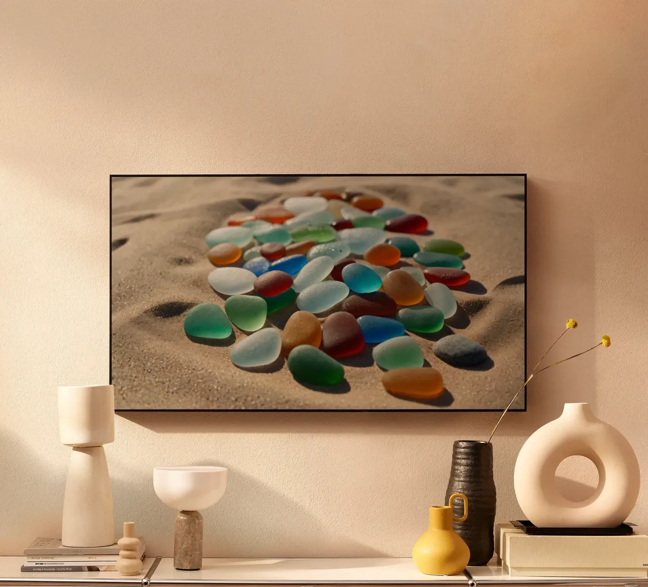 Ciottoli di gemme colorate sparsi sul litorale della spiaggia sabbiosa plexiglass da DesignDoodle