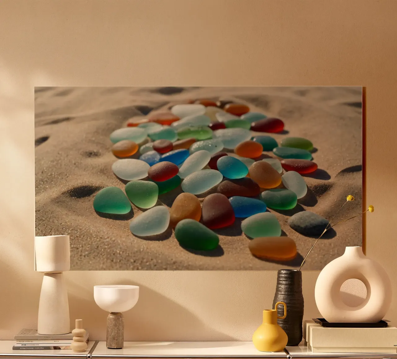 Ciottoli di gemme colorate sparsi sul litorale della spiaggia sabbiosa plexiglass da DesignDoodle
