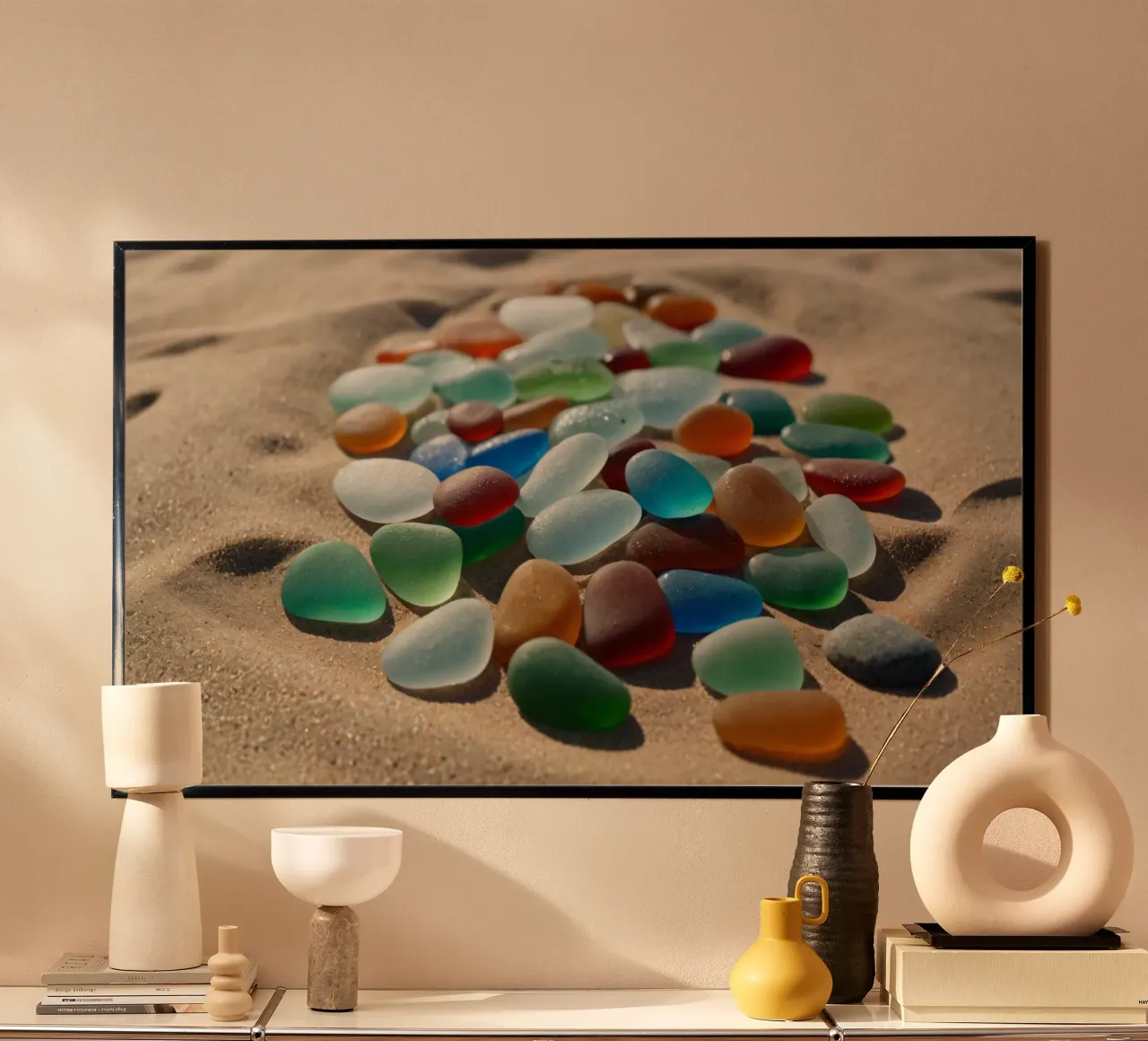 Ciottoli di gemme colorate sparsi sul litorale della spiaggia sabbiosa carta hahnemühle da DesignDoodle