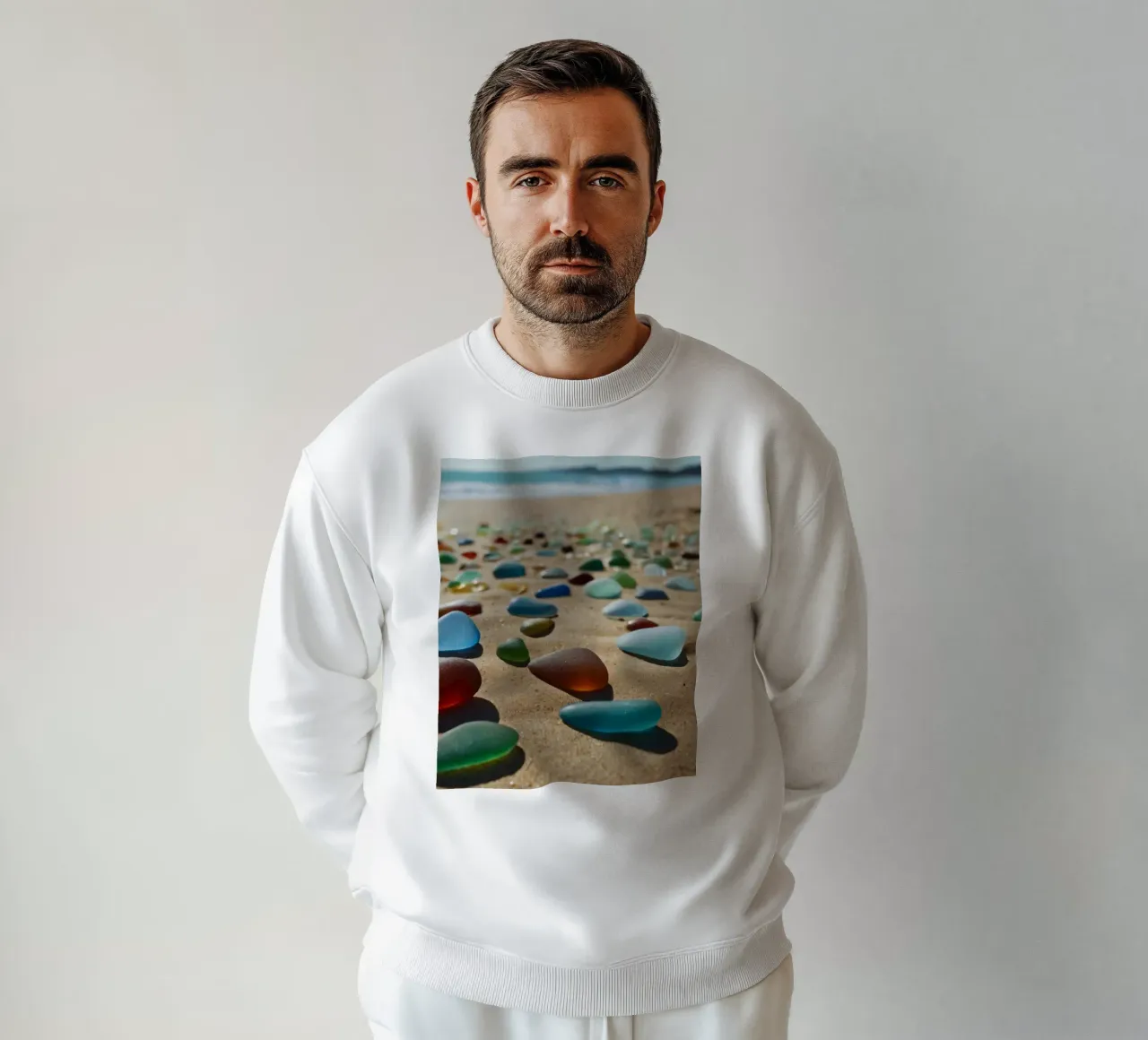 Vetri marini colorati sparsi sulla spiaggia di sabbia felpa da DesignDoodle