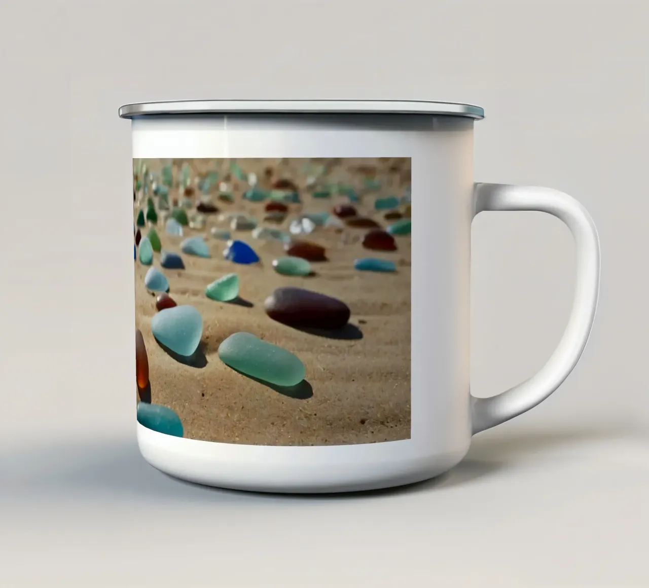 Kleurrijk zeeglas verspreid over zandstrand emaille mok van DesignDoodle