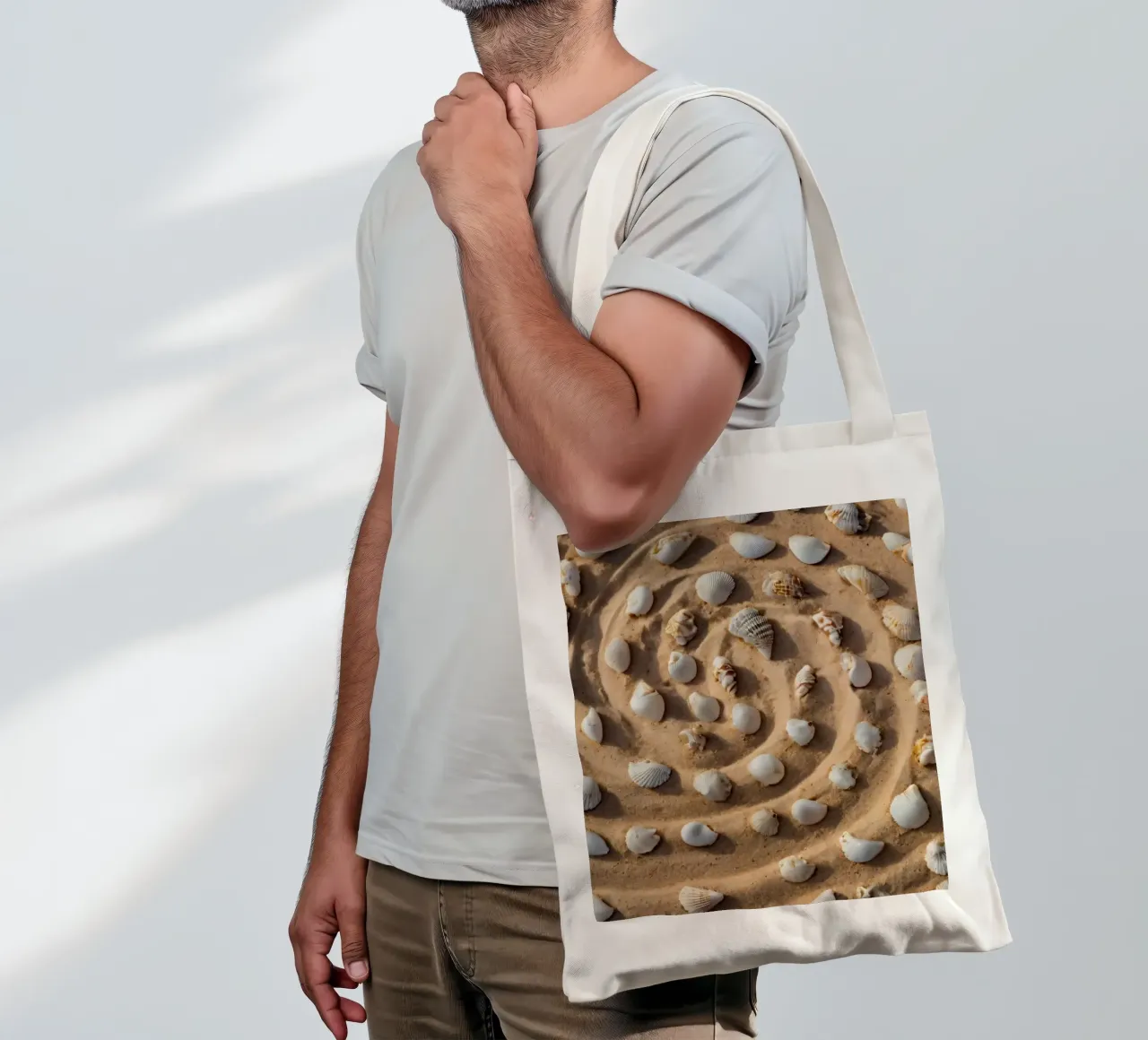 Disposizione a spirale di conchiglie su una spiaggia sabbiosa borsa in juta da DesignDoodle