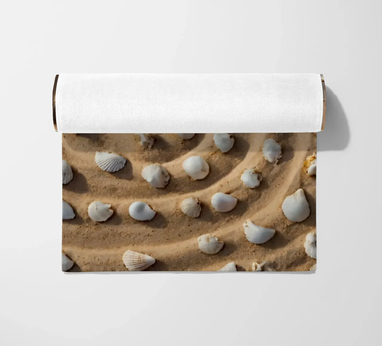 Disposizione a spirale di conchiglie su una spiaggia sabbiosa telo mare da DesignDoodle