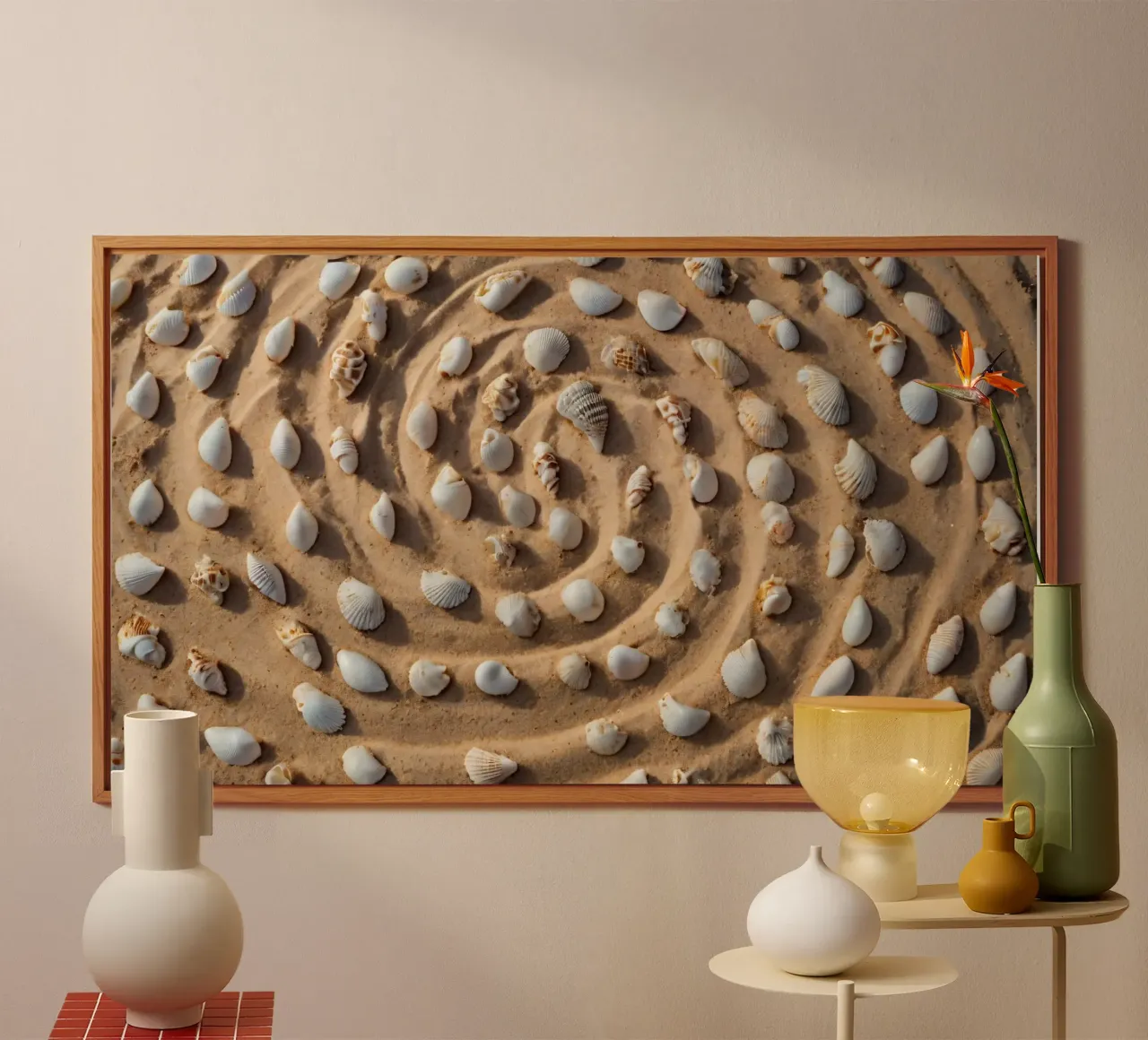 Disposizione a spirale di conchiglie su una spiaggia sabbiosa alluminio dibond da DesignDoodle