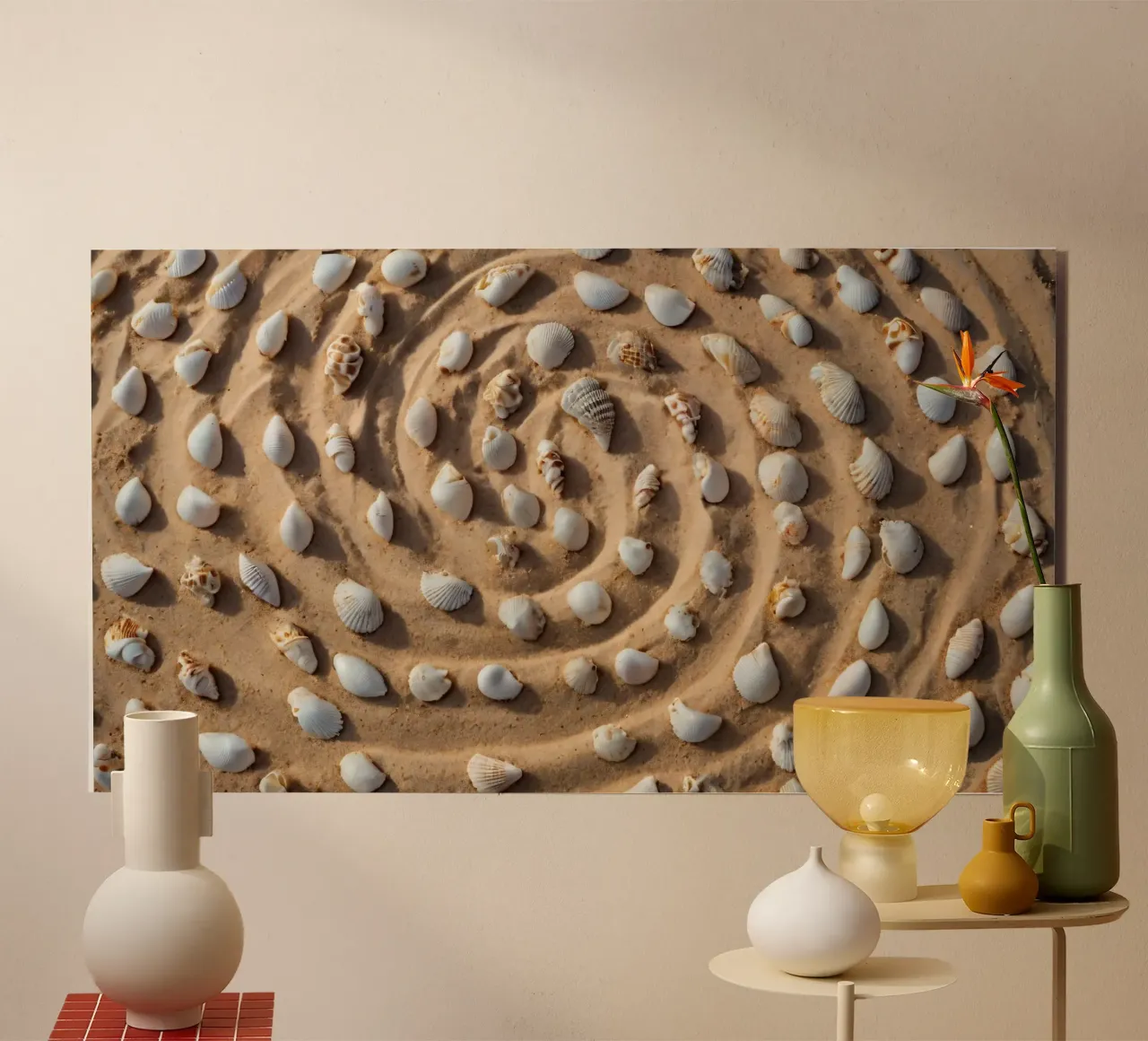 Disposizione a spirale di conchiglie su una spiaggia sabbiosa alluminio dibond da DesignDoodle