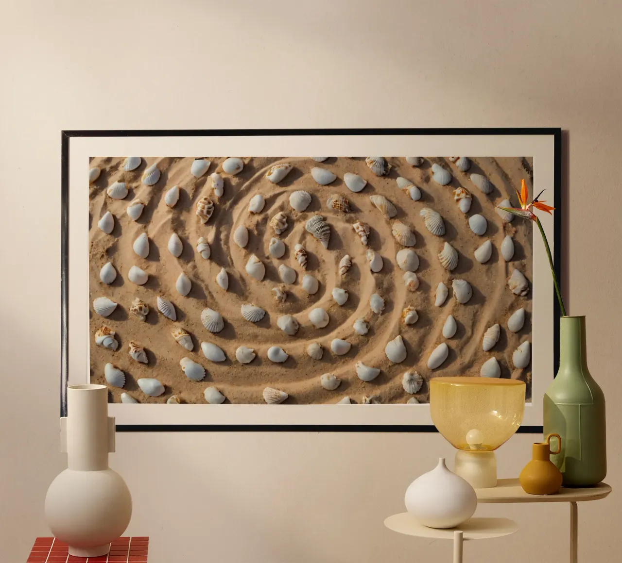 Disposizione a spirale di conchiglie su una spiaggia sabbiosa carta hahnemühle da DesignDoodle