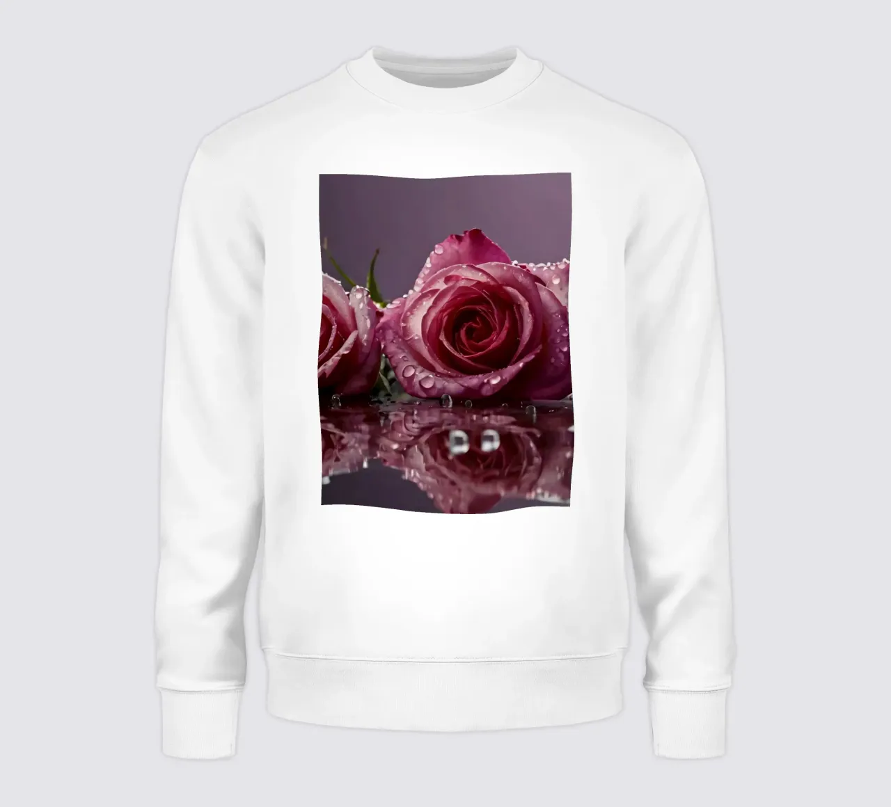 Due rose rosa baciate dalla rugiada appoggiate su una superficie riflettente felpa da DesignDoodle