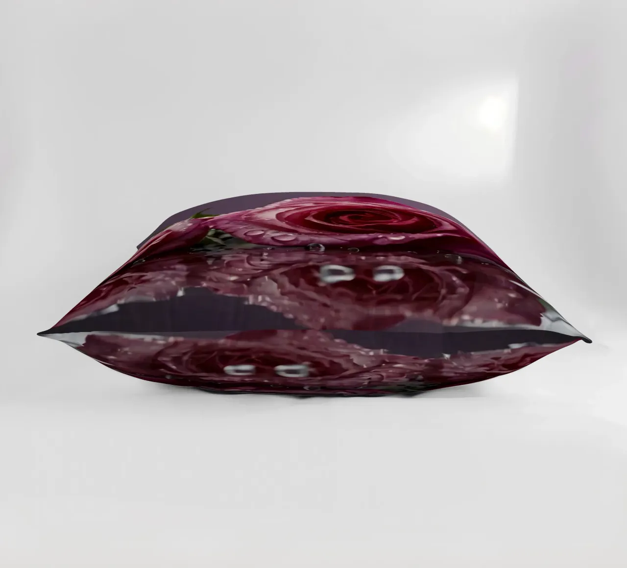 Due rose rosa baciate dalla rugiada appoggiate su una superficie riflettente cuscino da DesignDoodle