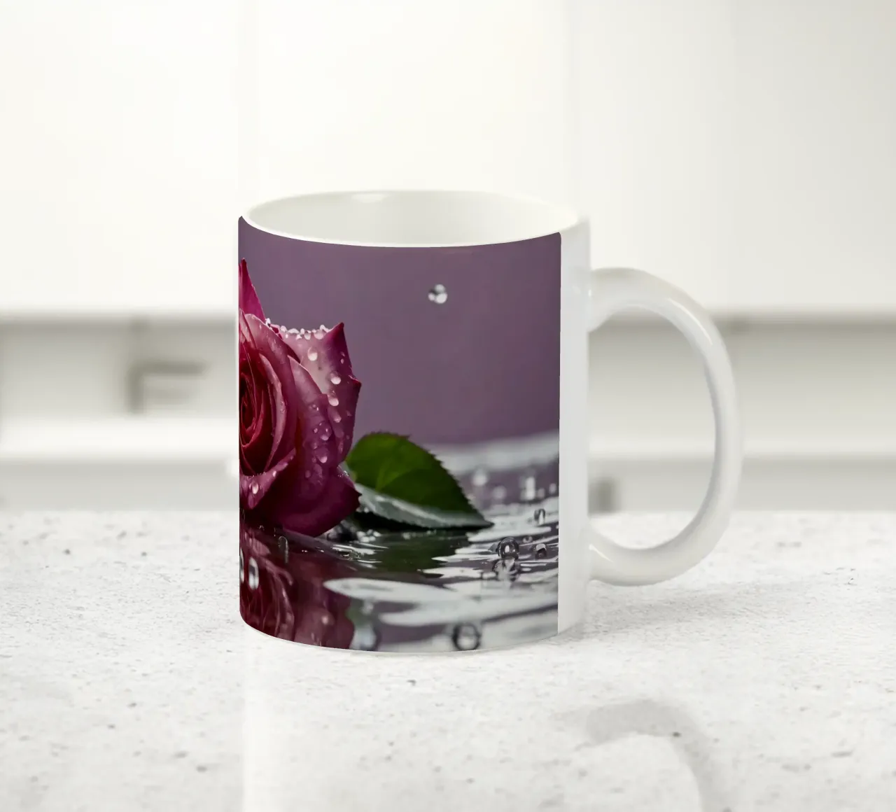 Twee dauwgekuste roze rozen rusten op een reflecterend oppervlak keramische mok van DesignDoodle