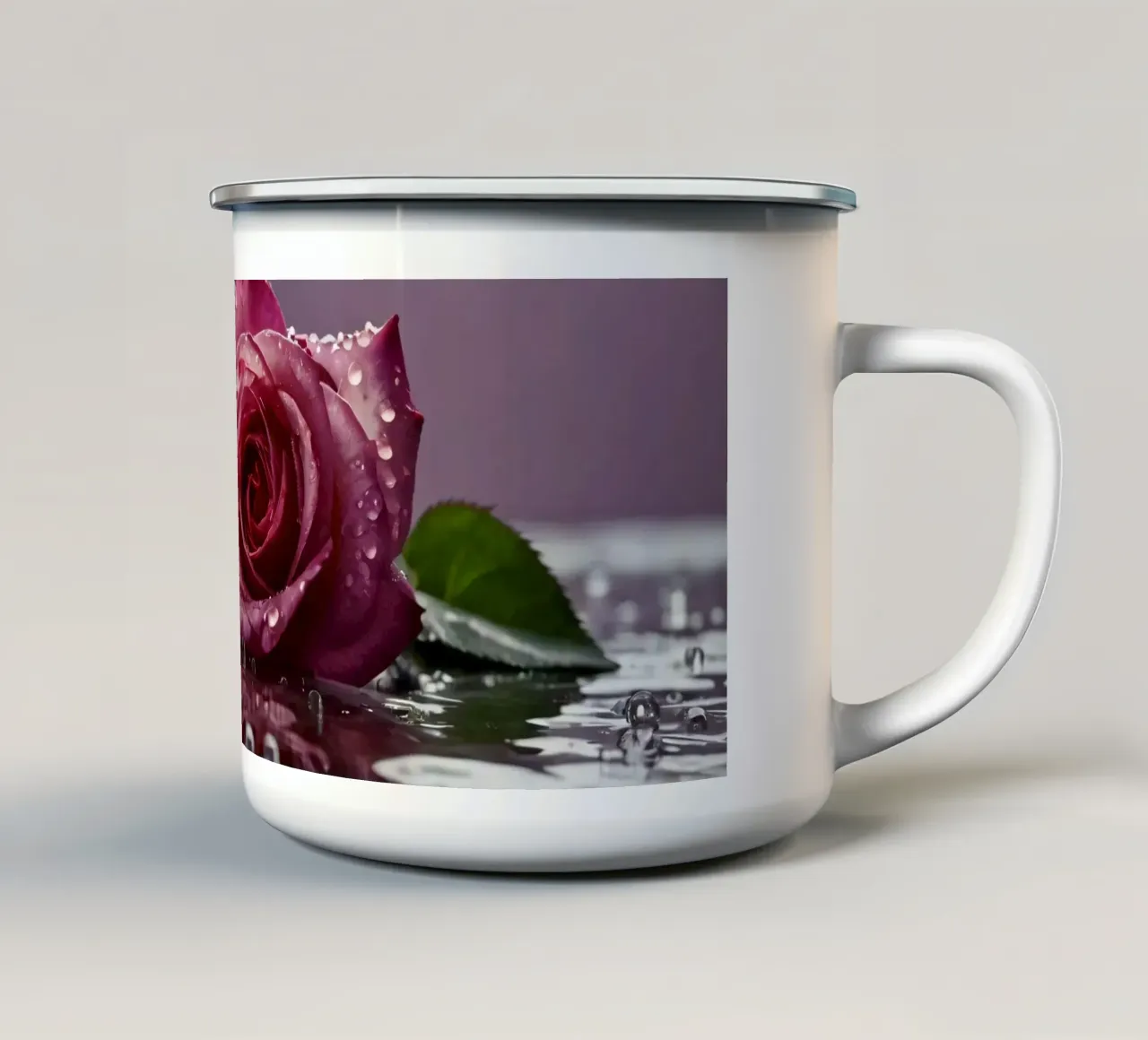 Due rose rosa baciate dalla rugiada appoggiate su una superficie riflettente tazza in smalto da DesignDoodle