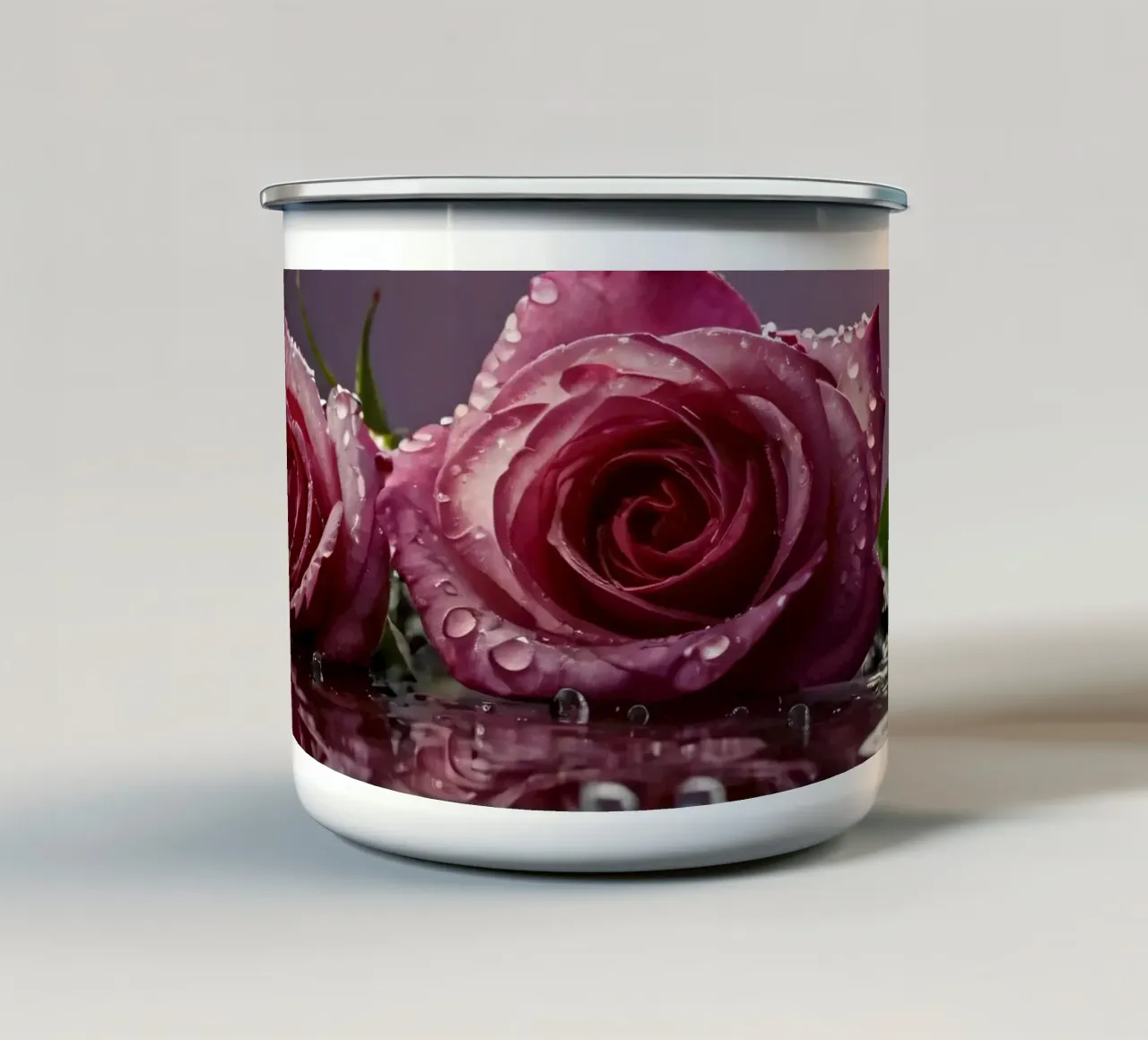 Due rose rosa baciate dalla rugiada appoggiate su una superficie riflettente tazza in smalto da DesignDoodle