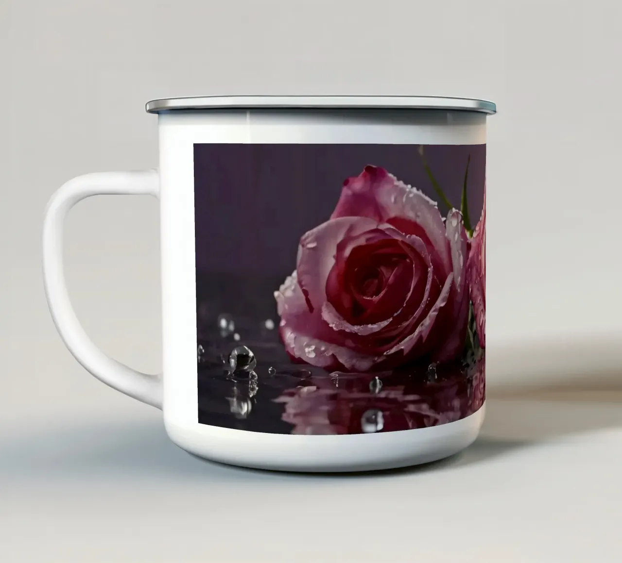 Due rose rosa baciate dalla rugiada appoggiate su una superficie riflettente tazza in smalto da DesignDoodle