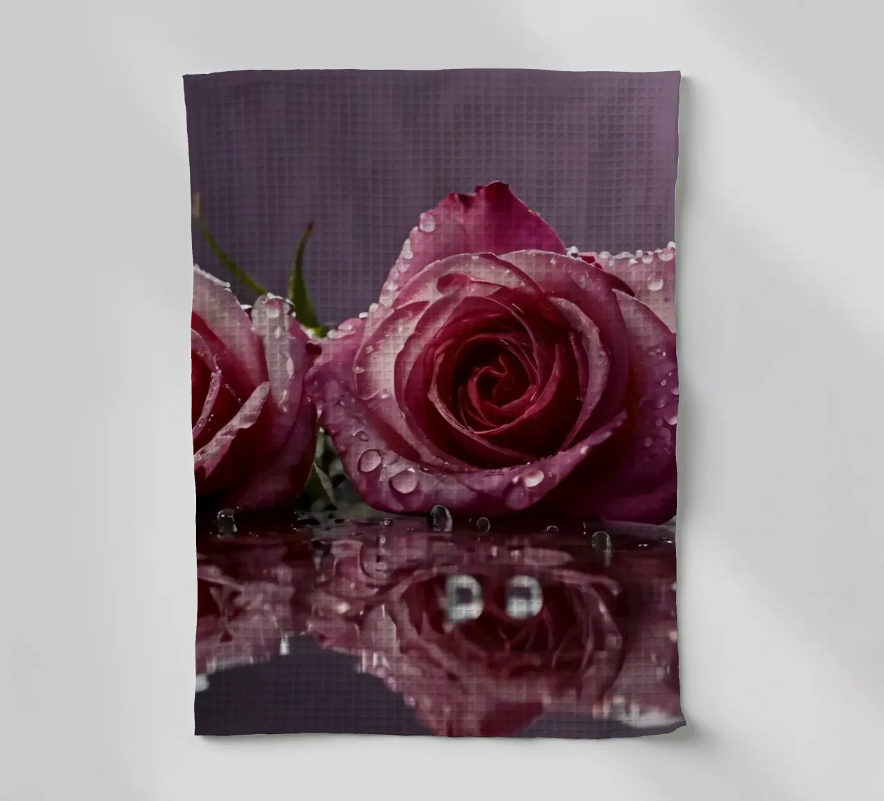 Twee dauwgekuste roze rozen rusten op een reflecterend oppervlak theedoek van DesignDoodle