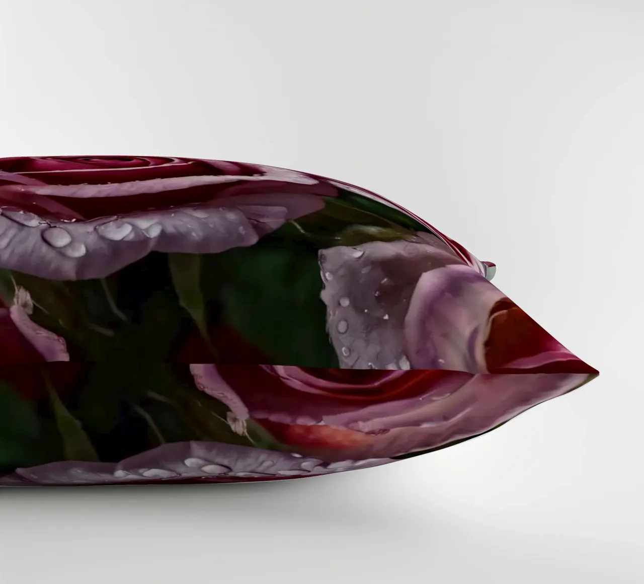 Une vue rapprochée de roses roses fraîchement écloses, ornées coussin de DesignDoodle