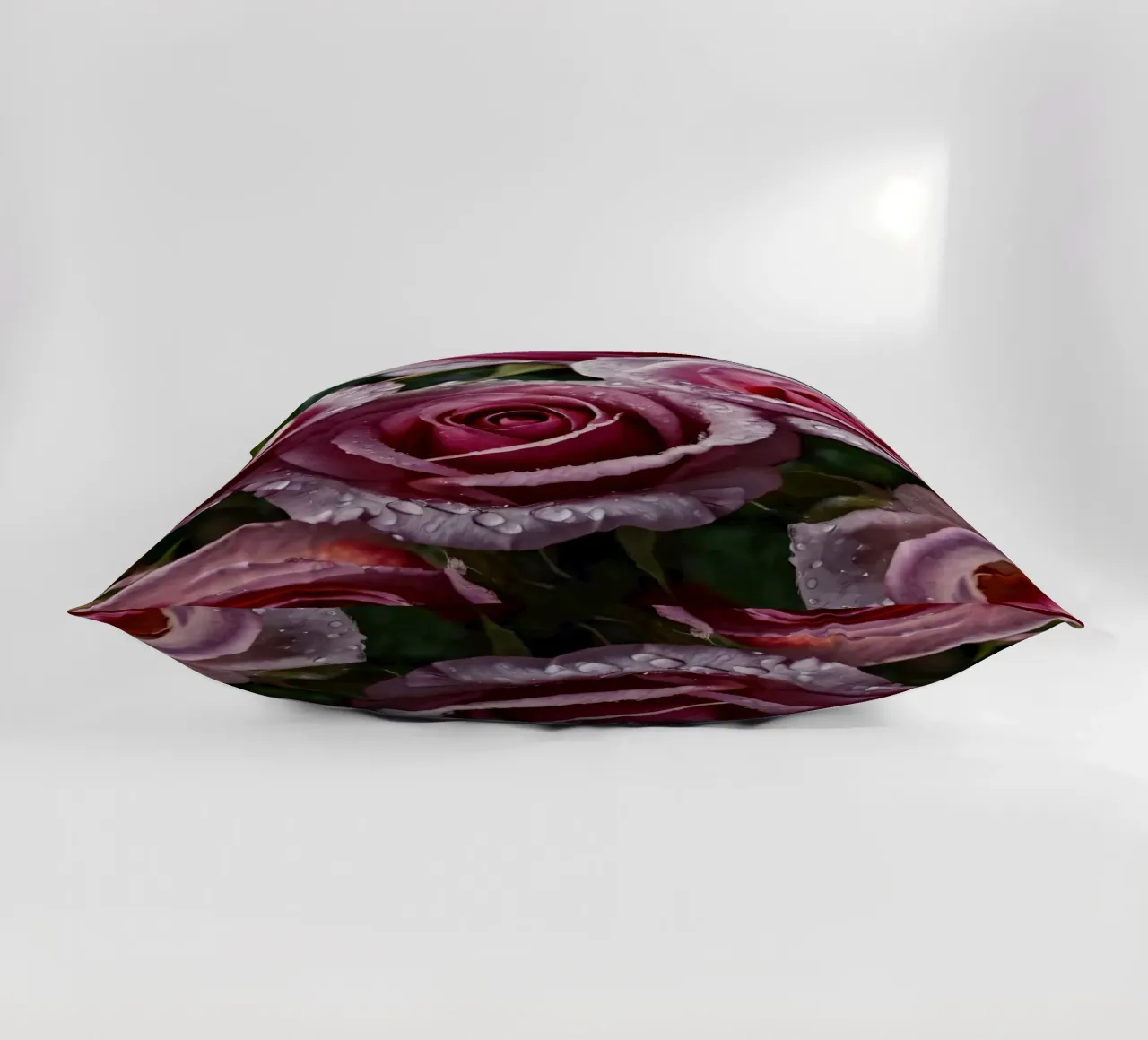 Une vue rapprochée de roses roses fraîchement écloses, ornées coussin de DesignDoodle