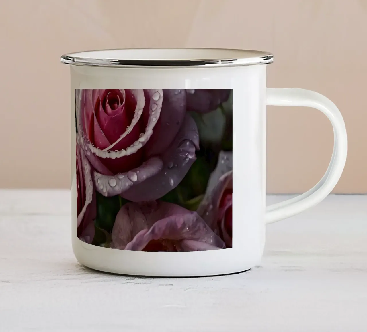 Une vue rapprochée de roses roses fraîchement écloses, ornées mug en émail de DesignDoodle