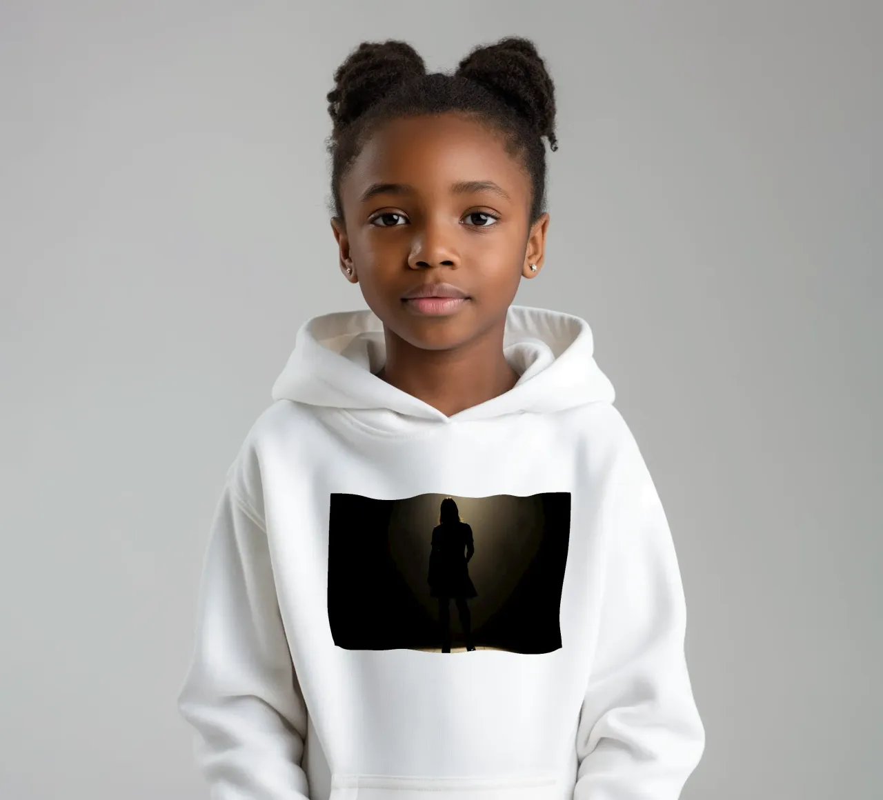 Sagoma di una donna in piedi sotto un riflettore felpa bambino con cappuccio da DesignDoodle