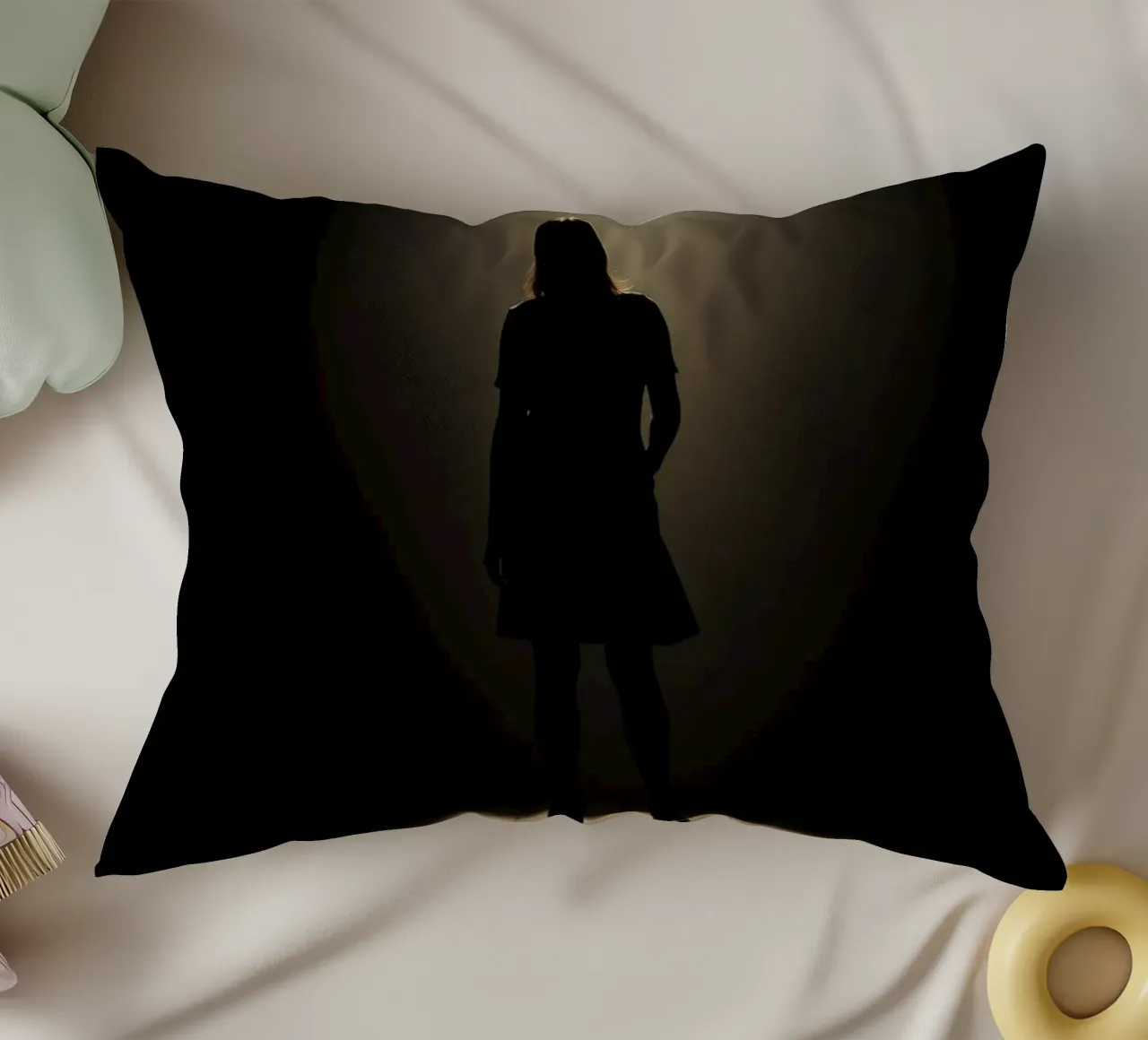 Sagoma di una donna in piedi sotto un riflettore cuscino da DesignDoodle