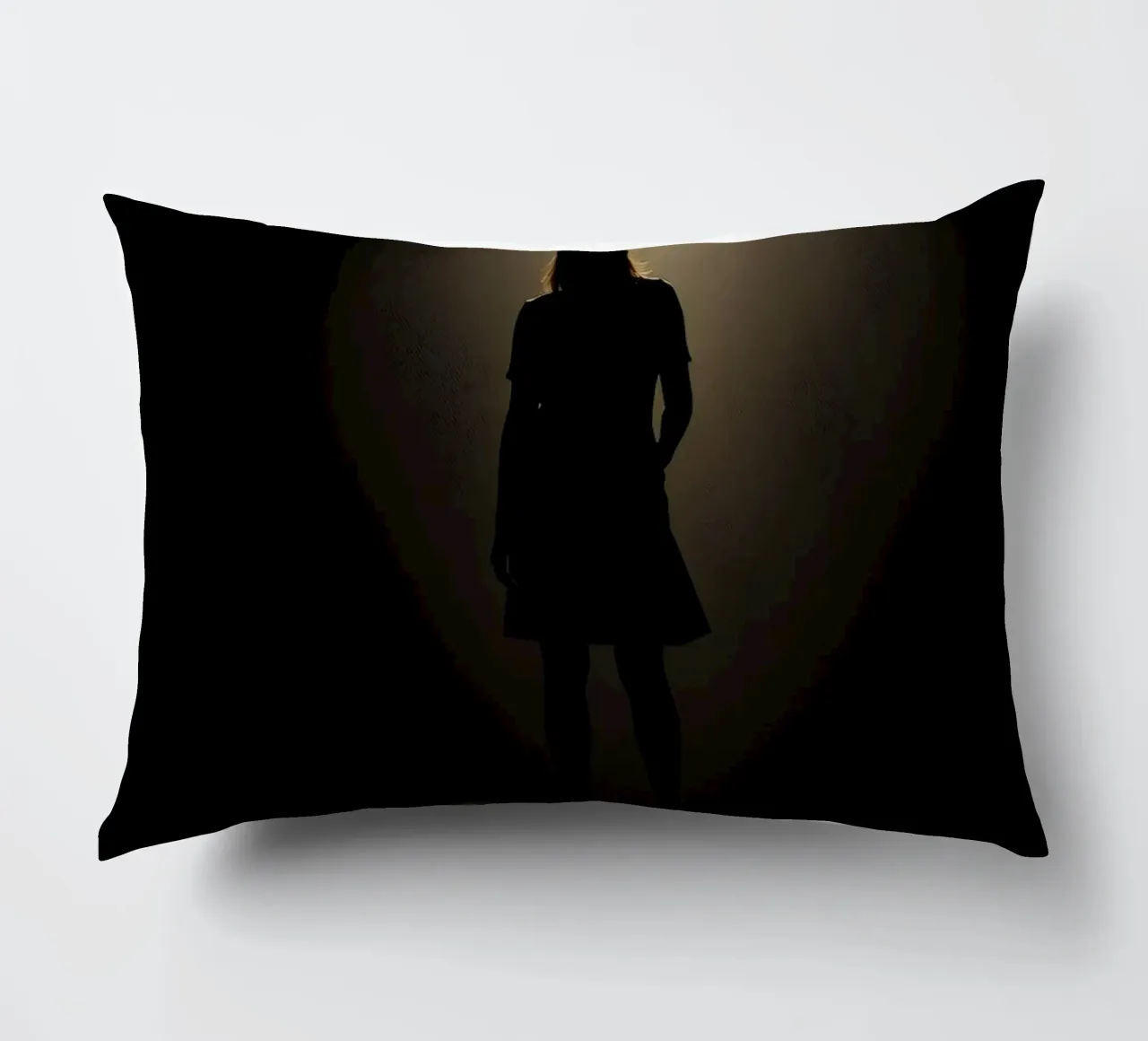 Sagoma di una donna in piedi sotto un riflettore cuscino da DesignDoodle