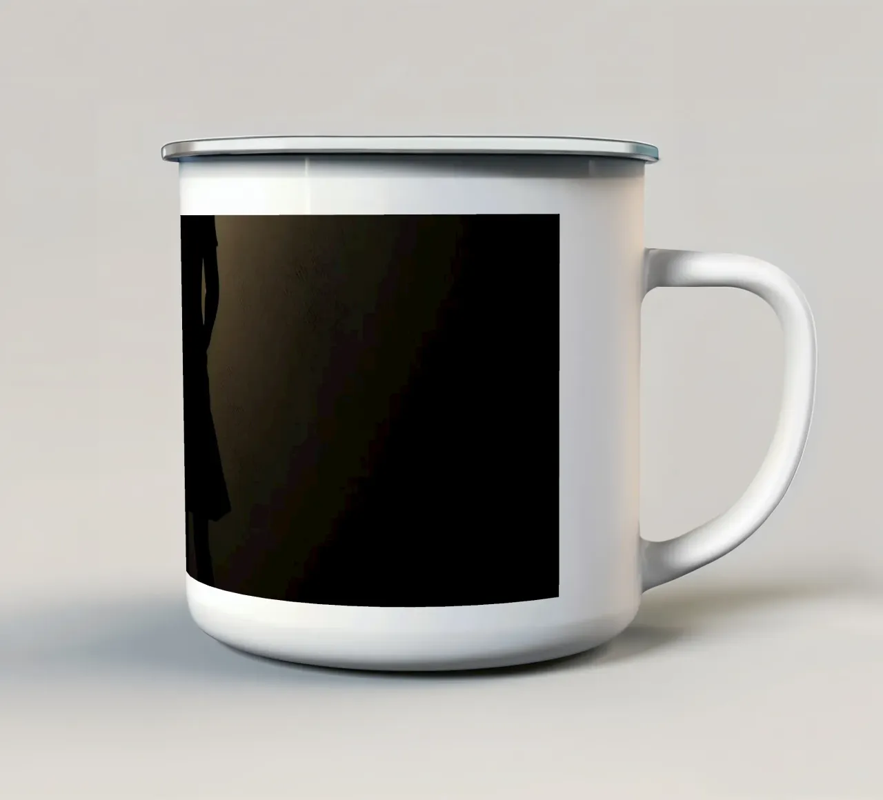 Sagoma di una donna in piedi sotto un riflettore tazza in smalto da DesignDoodle