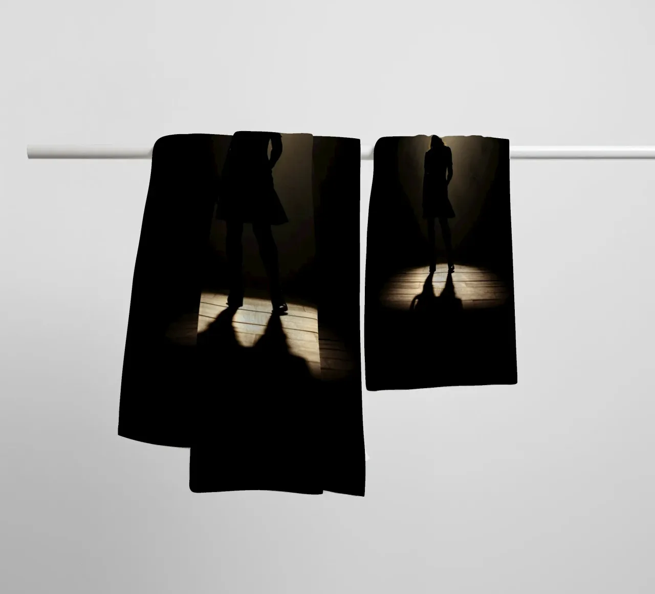 Sagoma di una donna in piedi sotto un riflettore asciugamano da bagno da DesignDoodle