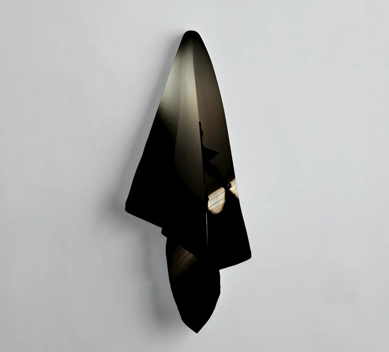 Sagoma di una donna in piedi sotto un riflettore asciugamano da bagno da DesignDoodle
