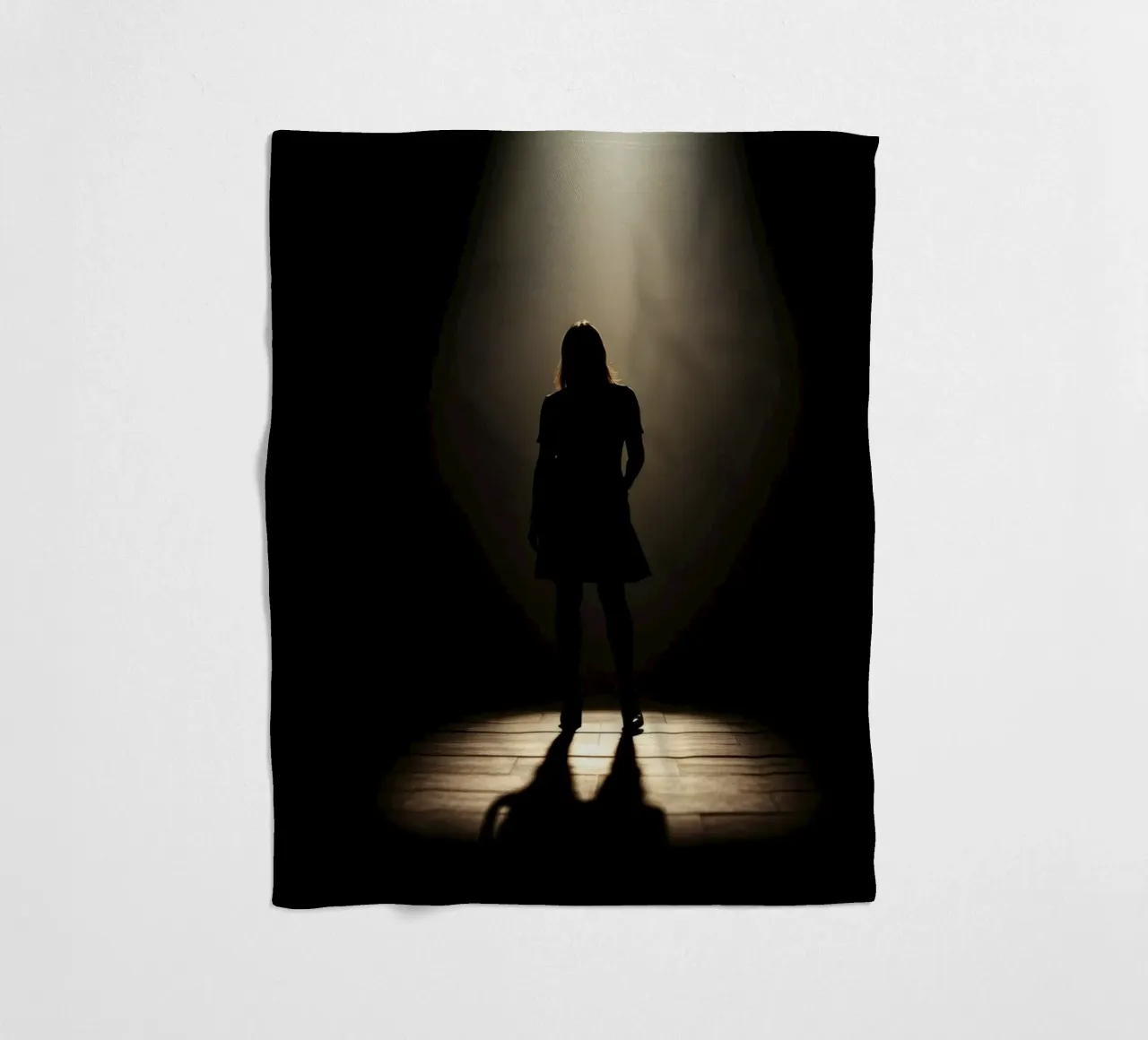 Sagoma di una donna in piedi sotto un riflettore coperta in pile da DesignDoodle