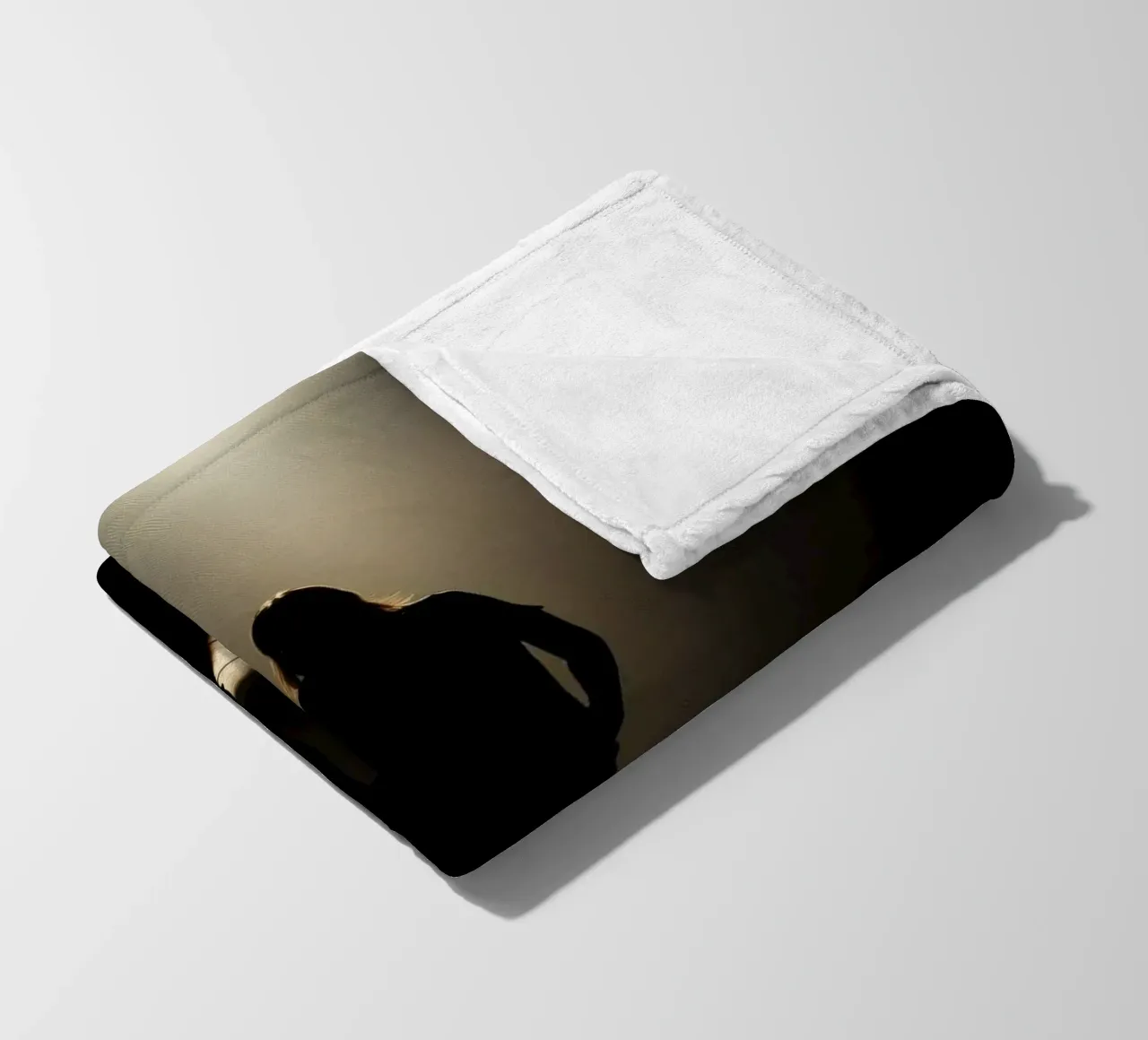 Sagoma di una donna in piedi sotto un riflettore coperta in pile da DesignDoodle