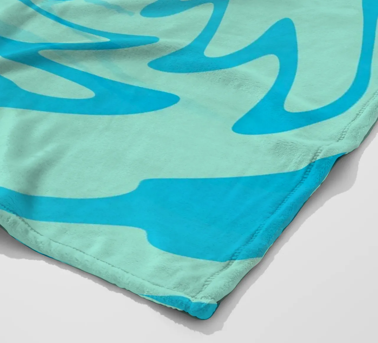 Disegno astratto a zigzag dinamico e ritorto in blu coperta in pile da Something for you